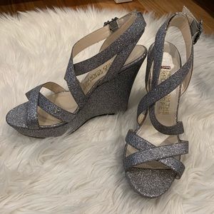 E! live from the red carpet silver wedges